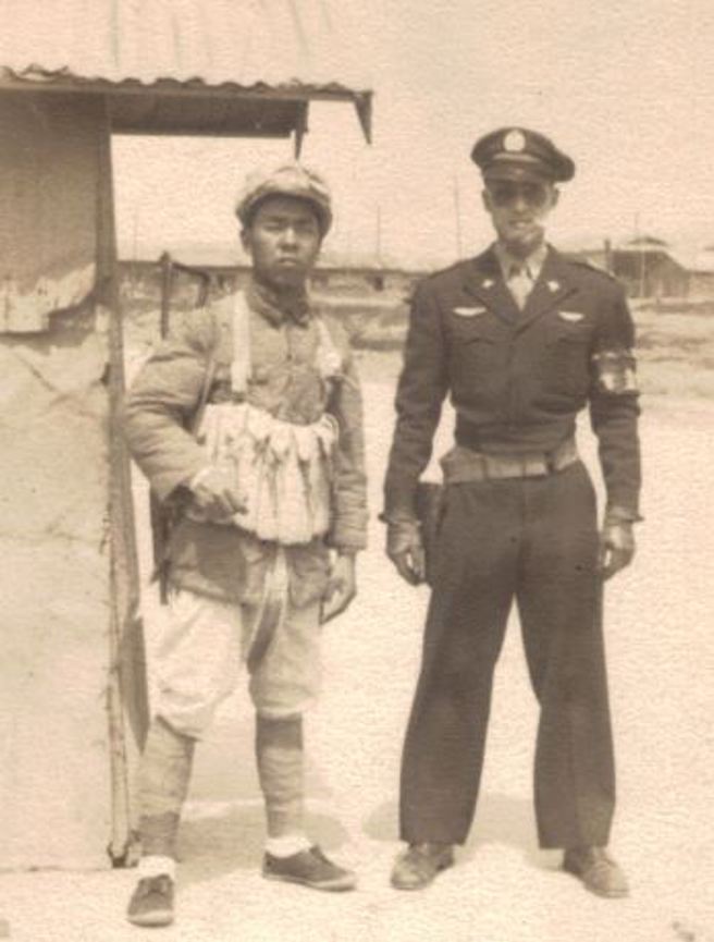 1946年，上海大场机场，左边是空军警卫旅（前身是教导总队特务团，见上图） 的执勤卫兵，其旁身着美军飞行员军装的值星官，是刚从美国受训归国的飞行员曾昭少尉。和上图相比，经过8年抗战，当年雄纠纠气昂昂的德械装备，已经无影无踪。（照片：作者炳文提供）