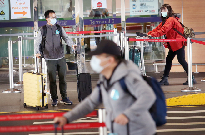 林氏璧認為萬一疫情呈現指數型上升後，病患分流必須先規劃好。圖為桃園機場入境管制區。（范揚光攝）