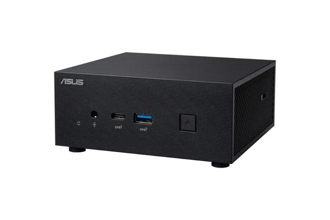 （ASUS Mini PC PN63-S1搭載第11代Intel Core處理器、最高支援64 GB DDR4 RAM和Intel Iris Xe 顯示晶片 ，可同時串接四部螢幕，提供領先同級的視覺效果。圖／華碩提供）