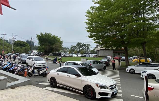 清明祭祖人潮多，通往牛稠埔火葬场的道路车潮多，警方疏导车流。（廖素慧摄）