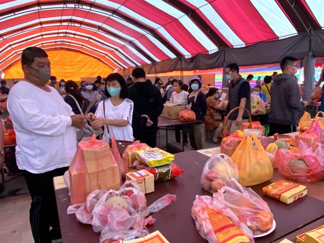 清明节将到，提前祭祖的民眾多。（廖素慧摄）