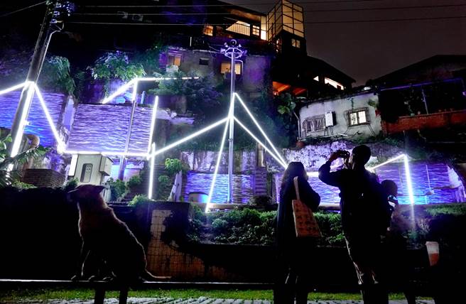 邱杰森和莫珊岚的「城市变态」，设法藉由创作媒材的交织取代城市构造的「建材」，并加入「光」的元素为都邑勾勒出不同的空间纹理。（姚志平摄）