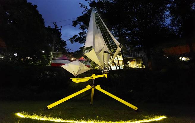 「宝藏巖光节」活动走进村落，「风听-2022-T」在绿野地上随着风的动态变化，回应展览核心对永续的提问。（姚志平摄）