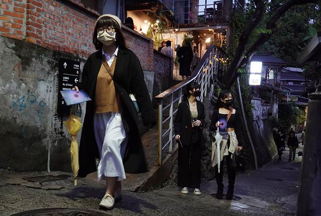 「宝藏巖光节」活动入夜后游客如织。（姚志平摄）