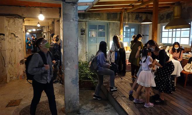 「宝藏巖光节」活动，民眾四处漫游欣赏。（姚志平摄）