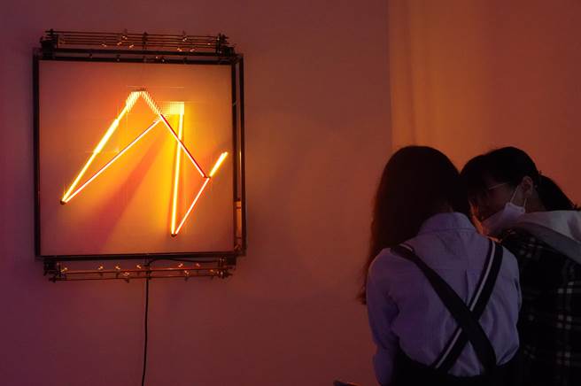 张仲潍的动力机械作品「恍」，在视觉成像的明暗变化中利用光的线条，折射人们内在的精神与意向。（姚志平摄）