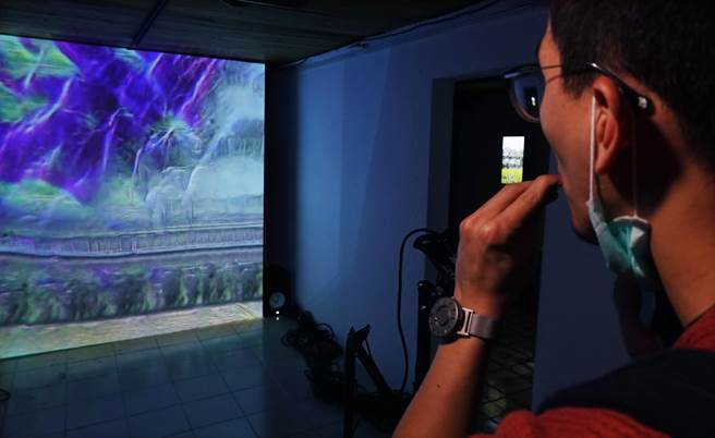 赖俊廷的作品「似人非人-HAOS人类知觉解放计画-边境13号实验室」跳脱五感，以「电觉」探讨知觉之于真实与真相之间的矛盾。（姚志平摄）