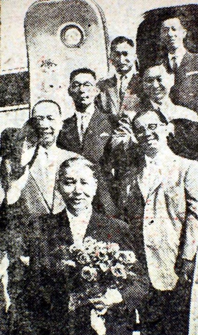1957年09月17日张群特使率领访问团飞日报聘，图为一行登机时向欢送者挥手答谢。（徵信新闻，乐俊漪摄）