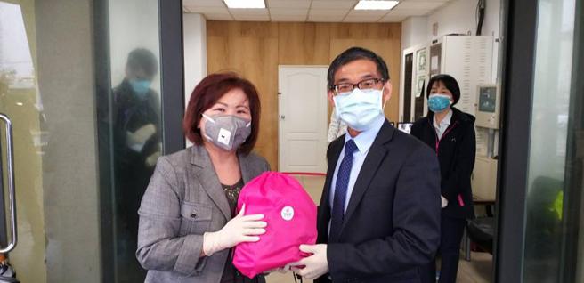 （劳动部长许铭春(左)致赠防疫包，由集中检疫所副指挥官、荣总新竹分院副院长陈炫达(右)代表接受。图／劳动部）