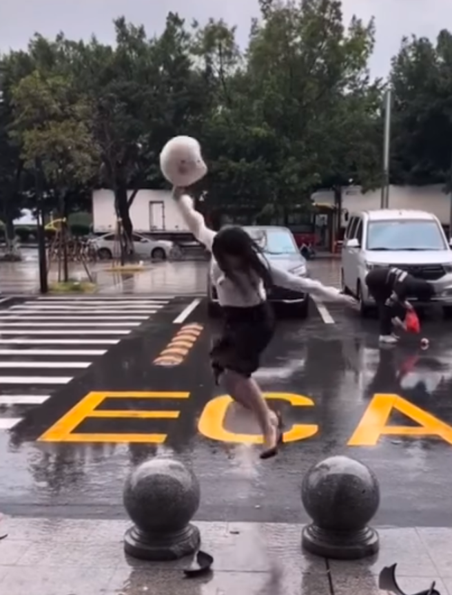 網路上一段影片瘋傳，1名上班族女子突失控在路邊狂砸安全帽，只見她腳踩高跟鞋奮力一跳、狂砸安全帽，安全帽完好如初，動作重覆數次，連高跟鞋也沒壞。（翻攝自臉書「爆廢公社公開版」）