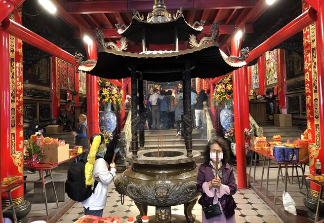 大甲鎮瀾宮長年來香火鼎盛，信眾絡繹不絕前往參拜。(陳世宗攝)