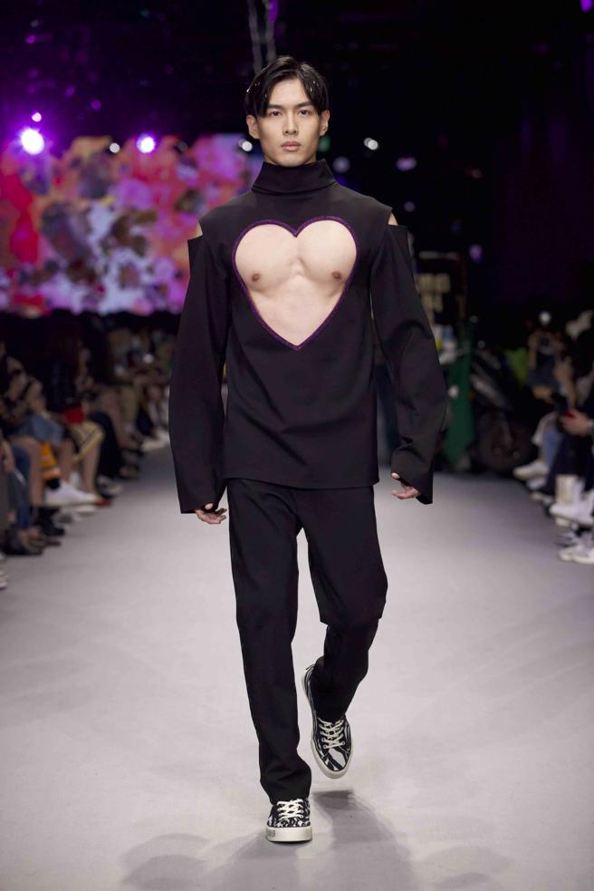 #DAMUR融入夜市文化辦秀 黃丞邦著「鏤空愛心」衣上伸展台。（臺北時裝週提供）