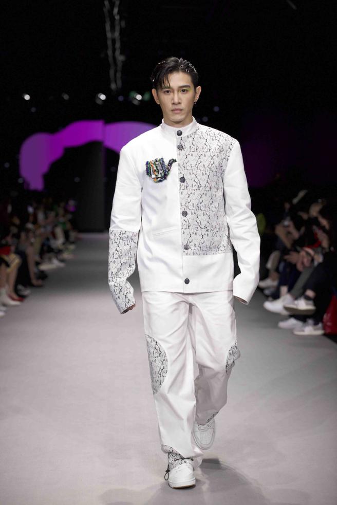 張立昂受邀為#DAMUR 2022秋冬大秀走秀。（臺北時裝週提供）