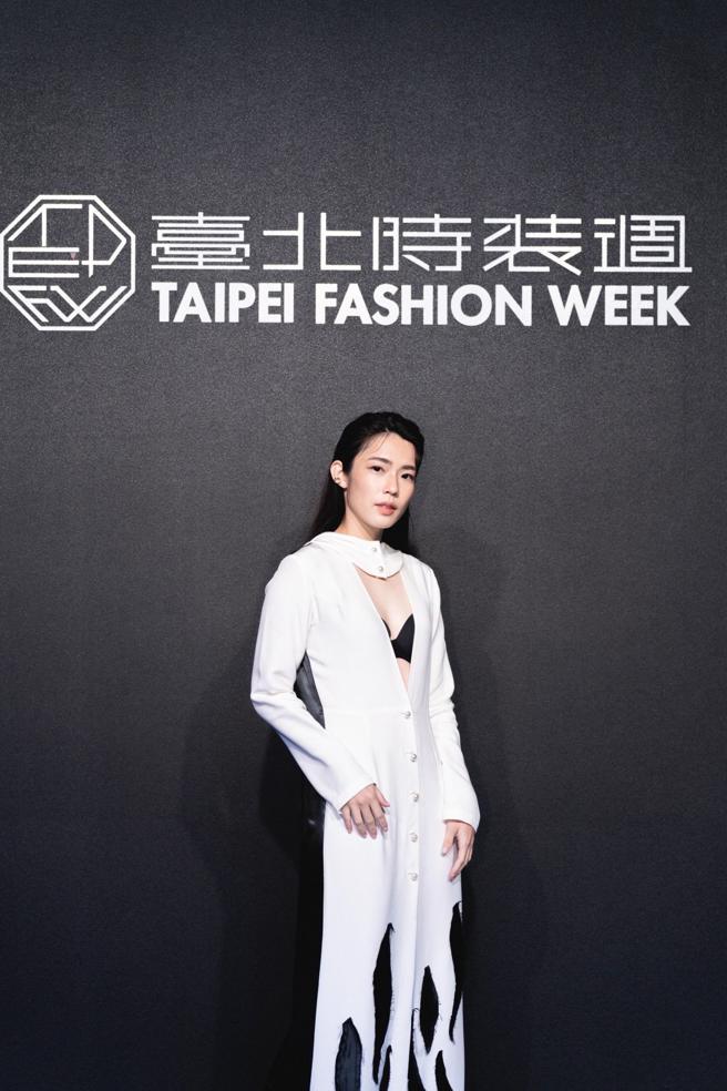 宇宙（林思宇）以色長大衣出席#DAMUR 大秀，胸前三角鏤空設計，為筆直俐落的大衣線條，增添女性魅力。（紅杉娛樂）