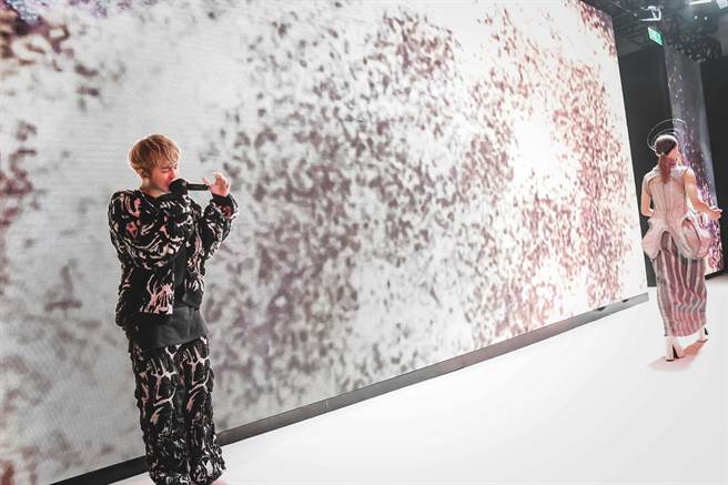 鼓鼓受邀「臺北時裝週」校際展演演出（相信音樂提供）