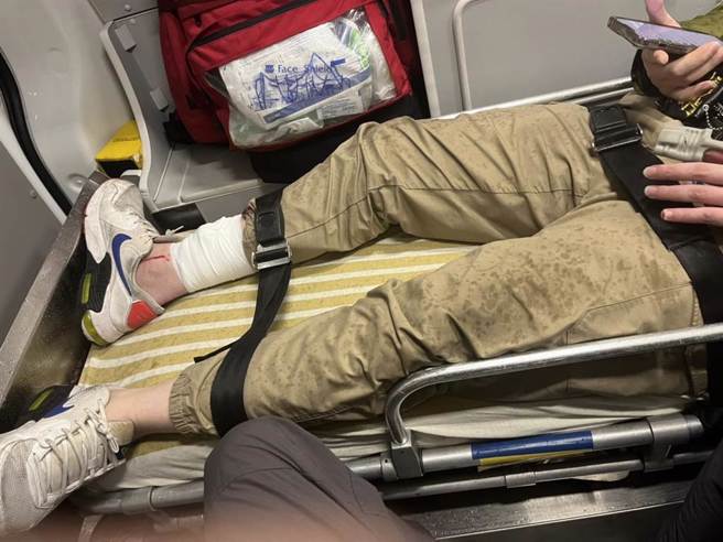 李宥賢中彈後被送往林口長庚醫院急救，所幸意識清醒、並無生命危險。（警方提供）
