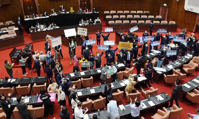 立法院25日院会三读通过18岁公民权修宪案。（姚志平摄）