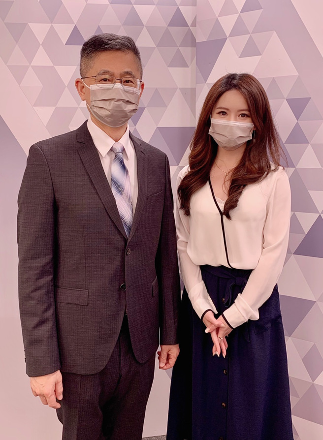 台湾运彩总经理林博泰(左)上时来运转节目，与主持人尉迟佩玉(右)谈运彩眉角。(林胜发摄)