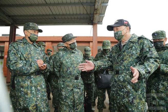 邱国正视导陆军特战5营战术任务训练。军闻社提供