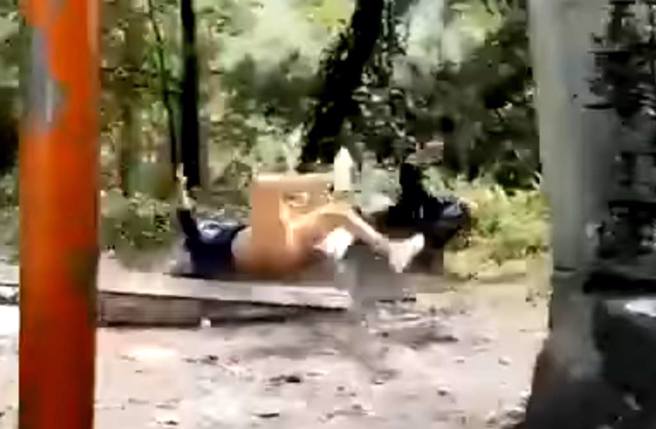 雙載機車山路轉彎失控撞護欄，兩人一起噴飛、落地翻滾呈「69」姿勢。（截自臉書《●【爆廢公社】●》影片）