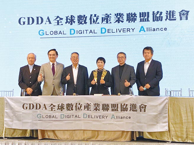 由台灣隱私權顧問協會理事長邱月香（右三）、零壹科技董事長林嘉勳（右一）、台灣醫界聯盟基金會董事許章賢（左一）等人共同發起的全球數位產業聯盟協進會（GDDA）25日正式成立，鈺創科技董事長盧超群（左二）、宏碁創辦人施振榮（左三）、衛福部前次長何啟功（右二）受聘擔任GDDA顧問。圖／蔡淑芬