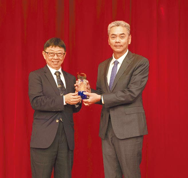 中鼎集团副总裁杨宗兴（右）荣获台科大杰出校友两大殊荣，台科大校长顏家钰（左）亲自授奖肯定。图／业者提供