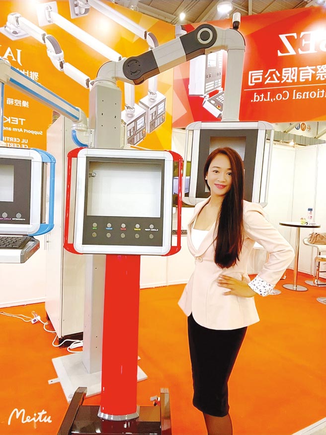 雅比斯经理田微筑和该公司可客制化喷涂的升降悬臂合影。图／业者提供