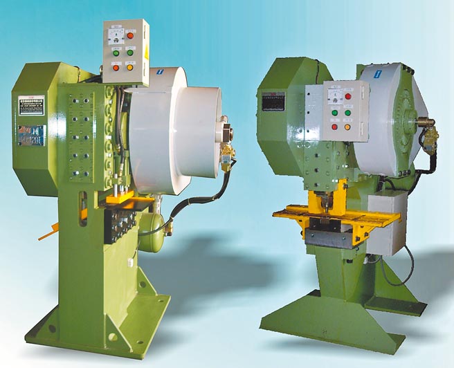 桂全「宽面扁铁切断机」（左）与「钢板冲孔机」（右）可分别应用于宽面钢、铁板的精密切断加工与冲孔作业。图／陈仁义