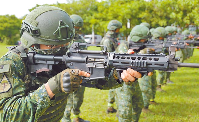 论及恢復徵兵制，不能不提当年洪仲丘案，不单是造成国军形象受到深度折损，军中更是放松了管教的标准，队职干部不愿再以严厉的态度管教下属，何来的精兵悍将？（军闻社）