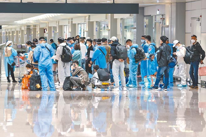 本土疫情拉警报，桃园大潭电厂工厂爆发移工群聚感染，让移工防疫管理问题受重视。图为桃园机场入境新移工。（陈麒全摄）