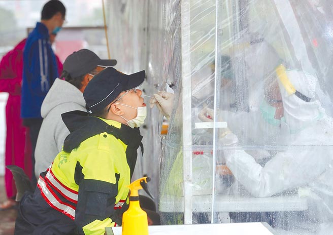 基隆小吃店案衍生警察群聚扩大，已累计27人染疫，除所有员警全面採检，警政署也拟调度警力支援，避免治安受影响。（中央社）