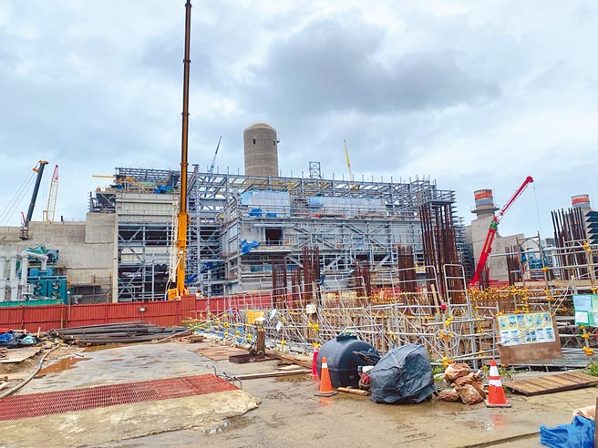 桃園觀音大潭電廠擴建工程爆移工群聚，桃市府27日立即進廠職場環境評估疫調，並擴大採檢130人。（蔡依珍攝）