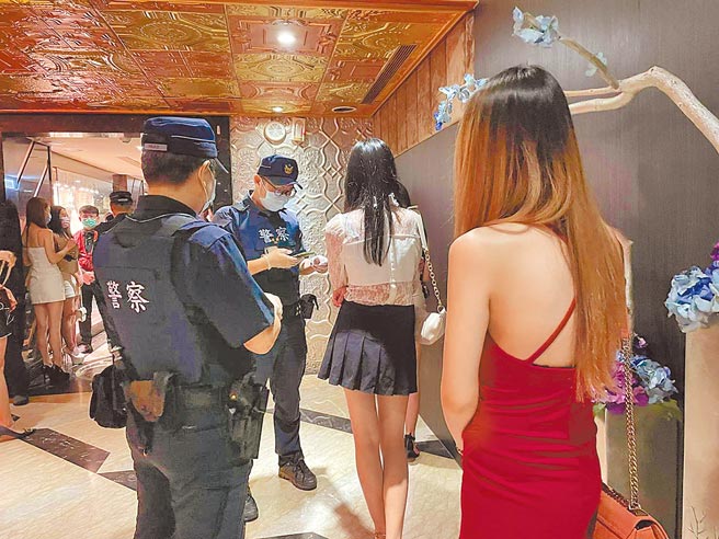 中央流行疫情指挥中心27日宣布进出特种娱乐营业场所者，需打满3剂疫苗。警政署要求各警局全力配合县市政府临检稽查，防范破口。（警方提供／胡欣男台北传真）