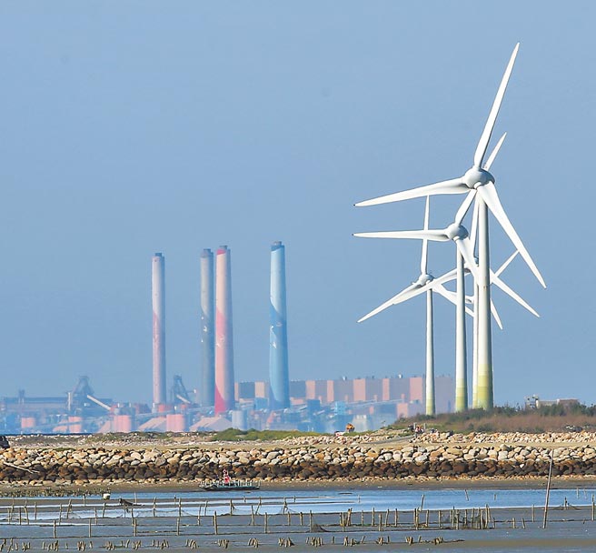 國發會本周公布淨零碳排路徑圖，2050再生能源占比將拉高到7成。圖為彰化縣線西鄉的風力發電機組（右前）與台中火力發電廠（左後）。（本報資料照片）