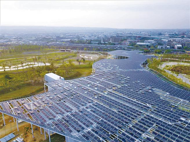 全球减碳，有利太阳能光电的发展。图为台中市中央公园利用停车场建置太阳能光电。（台中市府提供／卢金足台中传真）