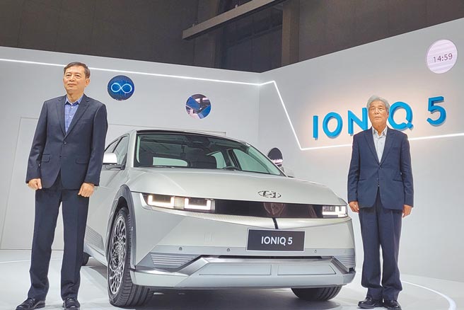 電動車不夠賣，現代汽車3月初正式預接首款純電動車IONIQ 5訂單，3.5小時內今完售年120台配額。圖為總代理南陽董事長吳清源（右）與總經理徐伯達（左）。（黃琮淵）