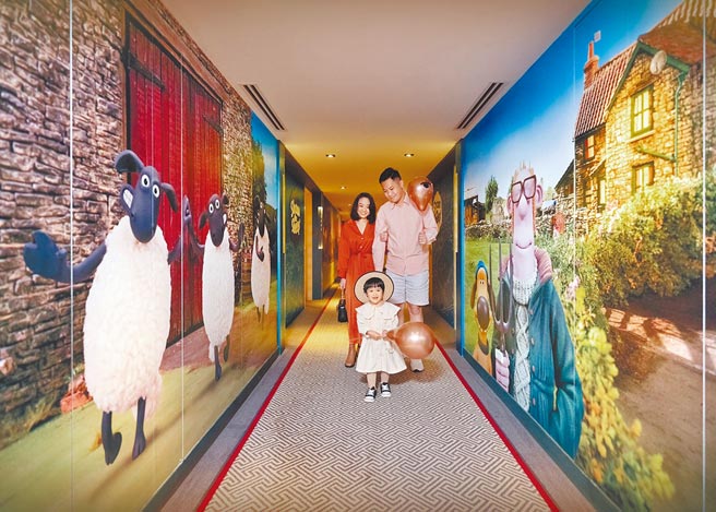 五倍券即將到期，飯店業下重本搶晚鳥，台北君悅除祭出住房專案破盤價，更跨界首推英國笑笑羊主題房。圖為台北君悅笑笑羊客房主題廊道。（台北君悅提供）