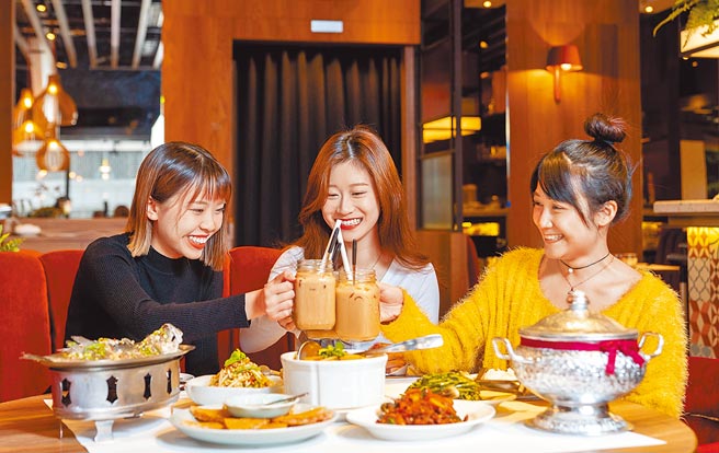 餐飲業搶五倍券，瓦城祭出持券消費送「異國美味FUN大回饋券」，憑券享有冠軍人氣美味彩色優惠價與電子禮包10張。（瓦城提供）