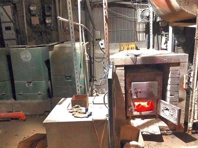 台北市议员耿葳接获居民陈情，大安区巷内一处法定空地，两年来遭违法占用建置砖造火炉，旁边还有4座大型变电箱、数十辆机车停放，让居民担心会造成公安意外。（耿葳提供／黄婉婷台北传真）