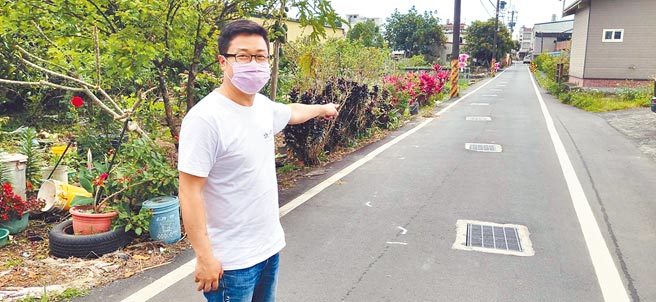 陈情人林瑞文表示，不到200公尺的路段，就有高达28个水沟盖，影响行车安全，还有车辆经过水沟盖噪音的问题，希望公所尽快处理。（吴佩蓉摄）