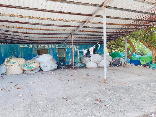 八里下罟子渔港现况为渔民多将渔具随意堆放，影响港区道路通行，且易造成环境景观脏乱。（新北市渔业处提供／陈慰慈新北传真）