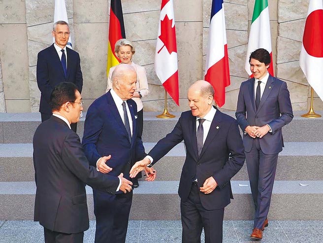 日本首相岸田文雄（左）25日出席G7领袖峰会，分别与德国总理萧兹（右二）及美国总统拜登（中）等国家领导人会谈。（摘自日本国首相官邸网站）