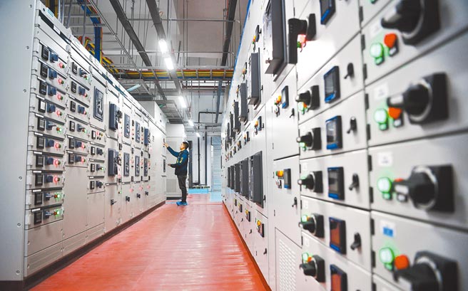 大陆全面启动「东数西算」工程，透过将东部发达地区的数据，传输到西部算力资源丰富的地区进行运算、存储，解决东西部算力供需失衡问题。图为寧夏中卫市的西部云基地。（新华社）