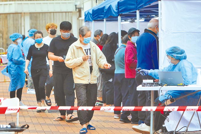 香港將對境外人士實施邊境封鎖，4月1日凌晨零時起，「非香港居民不得從任何海外地區登機赴港」。圖為香港民眾排隊登記接種。（中新社）