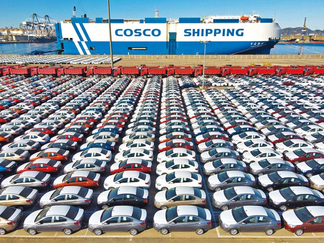 美国财政部长叶伦当地时间25日表示，因中俄关系而制裁中国「在这个时候是没有必要的，也是不合适的」。图为大批出口商品车在山东烟台港等待装船。（新华社）