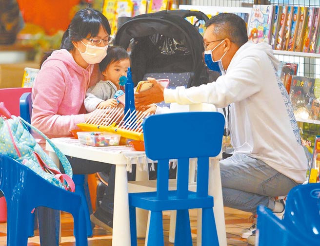 根據苗栗縣府統計，2021年下半年申請育嬰留職停薪的男性勞工人數，比上半年增加57％，顯示有愈來愈多爸爸願意共同分擔照顧子女的責任，圖為示意圖。（本報資料照片）