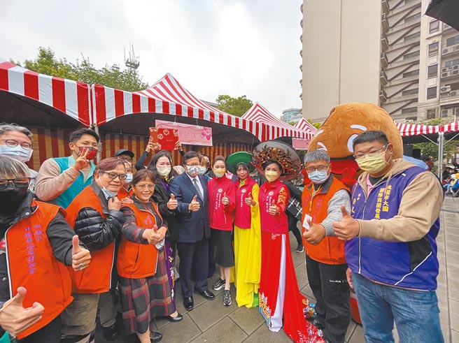 桃园市长郑文灿（中）参加中坜车站商圈振兴活动。（吕筱蝉摄）