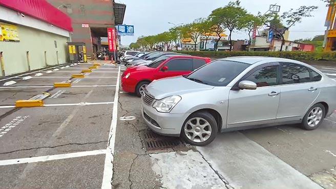 彰化市金马路上连锁药妆卖场设有停车格，但许多车主竟然是投机将车停在格子后方，警方28日会勘后表示日后若再发现违规行为，将依法举单告发。（谢琼云摄）