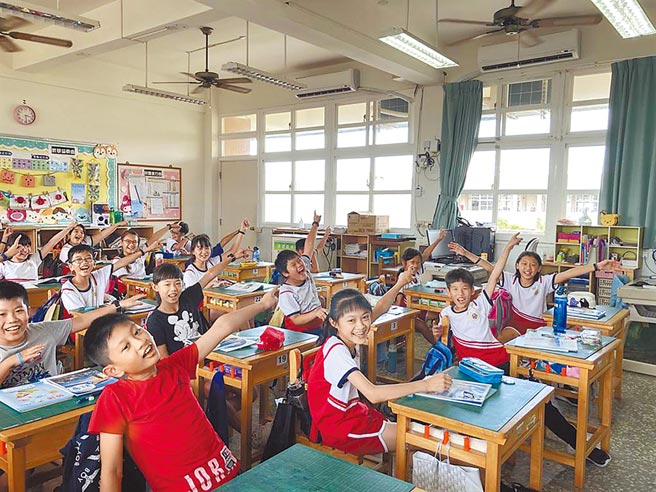 云林县府2020年率全台之先完成国中小教室全面装冷气，使学生在酷夏也能好好学习，冷气机目前仍在分期付款中。（本报资料照片）