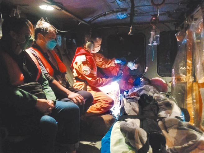 中科院原定25日在台東成功鎮發射飛彈，因飛鷹直升機執行蘭嶼病患後送，臨時喊卡。（空勤提供／莊哲權台東傳真）